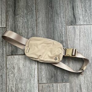 Lululemon everywhere belt bag